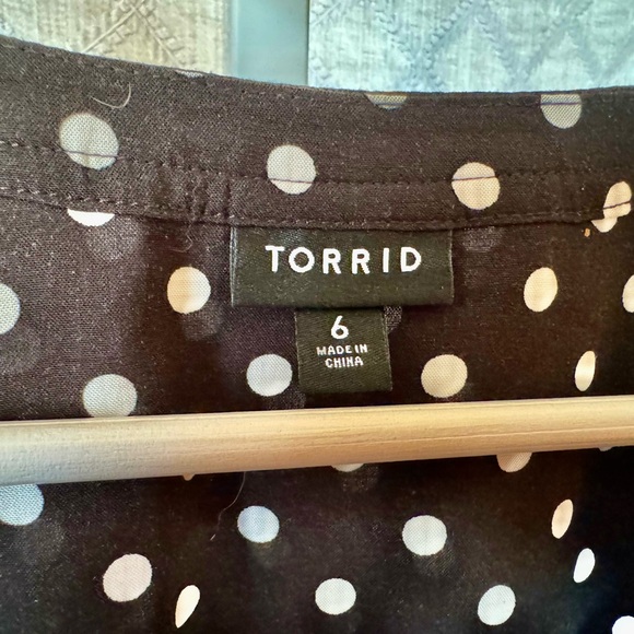 NWT Torrid Black and White Polka Dot Harper V-neck Tunic with Gold Buttons, 6X - Picture 5 of 5
